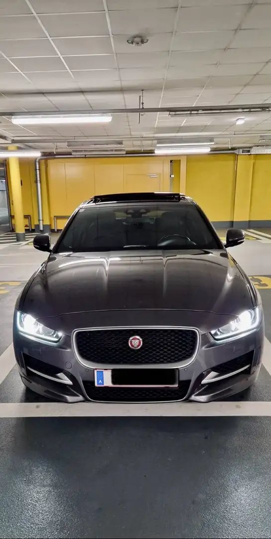 Jaguar XE 20d R-Sport AWD Aut. Grau - 2
