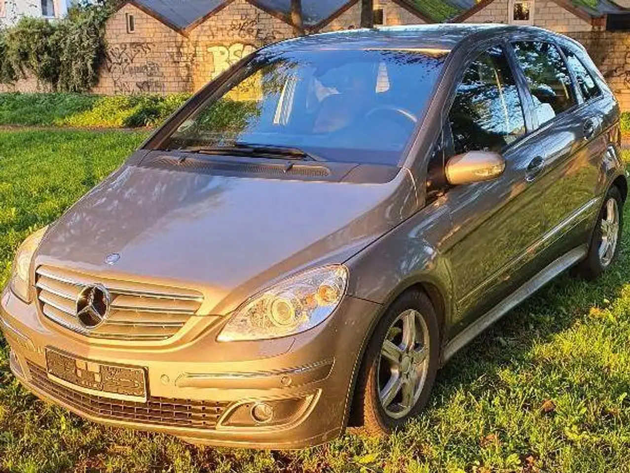 Mercedes-Benz B 180