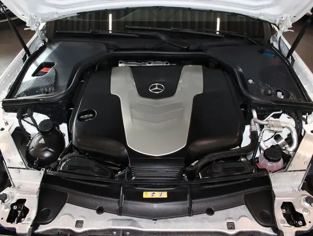 Mercedes-Benz E view 4