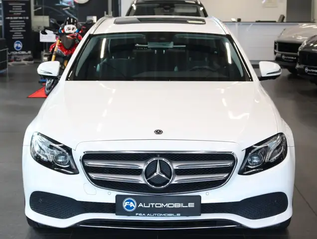 Mercedes-Benz E view 3