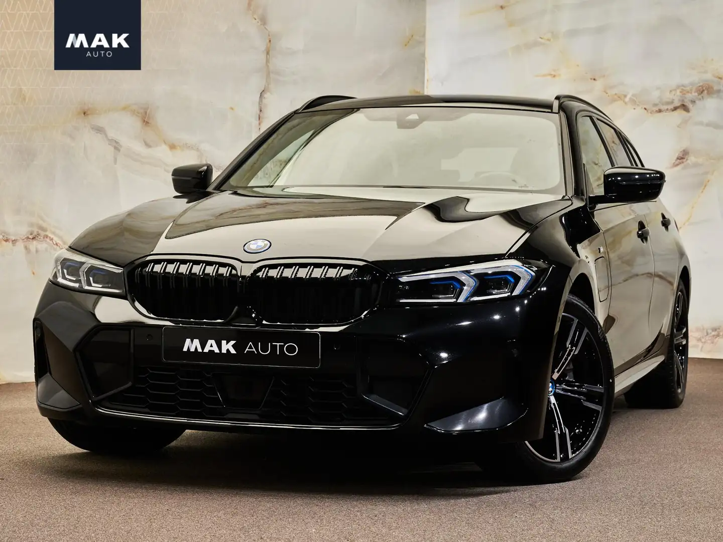 BMW 330 3-serie Touring 330e M Sport, HiFi, tr.haak, CarPl Zwart - 1