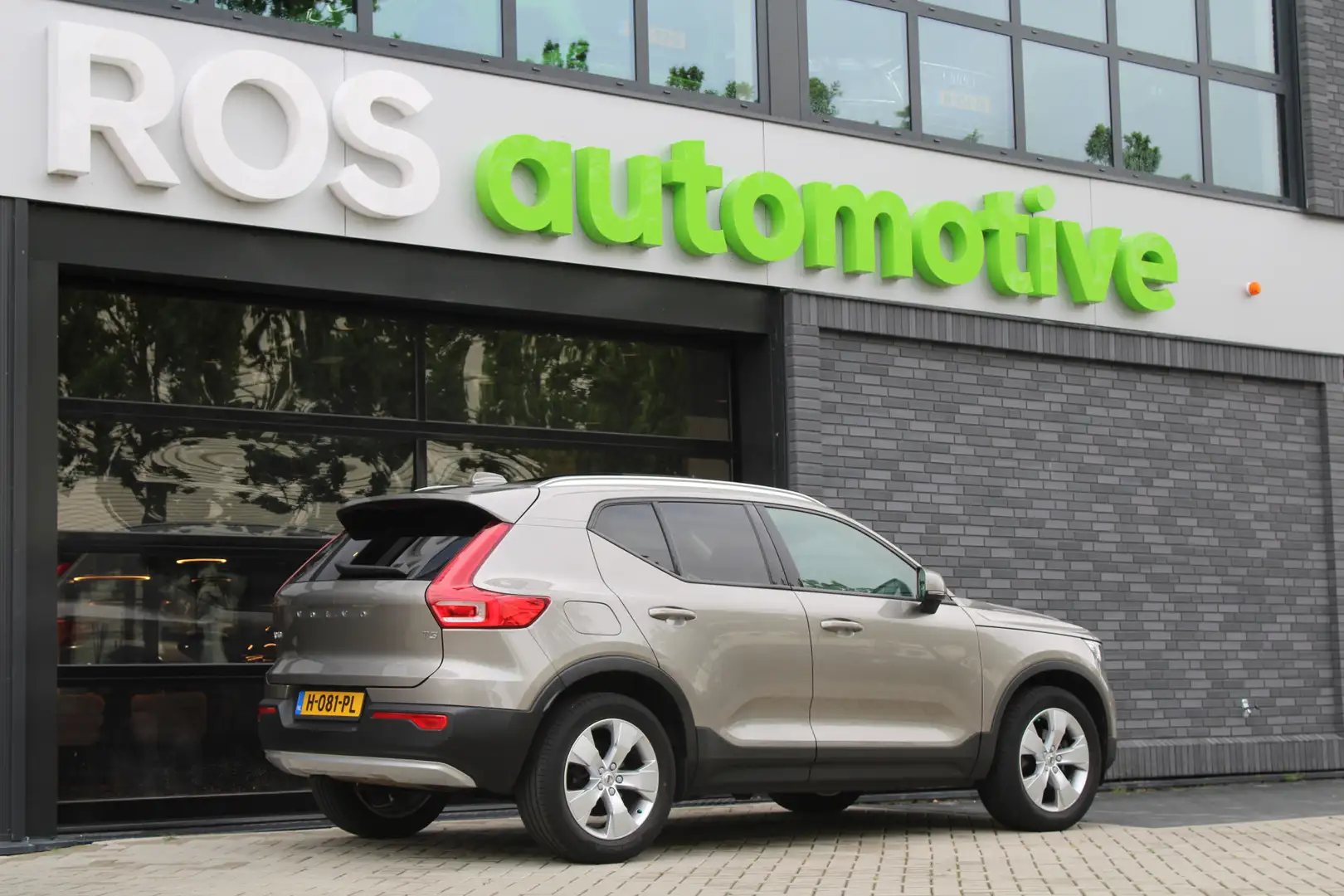 Volvo XC40 1.5 T3 Momentum Pro | NAP! | BTW | PANO | KEYLESS Grijs - 2