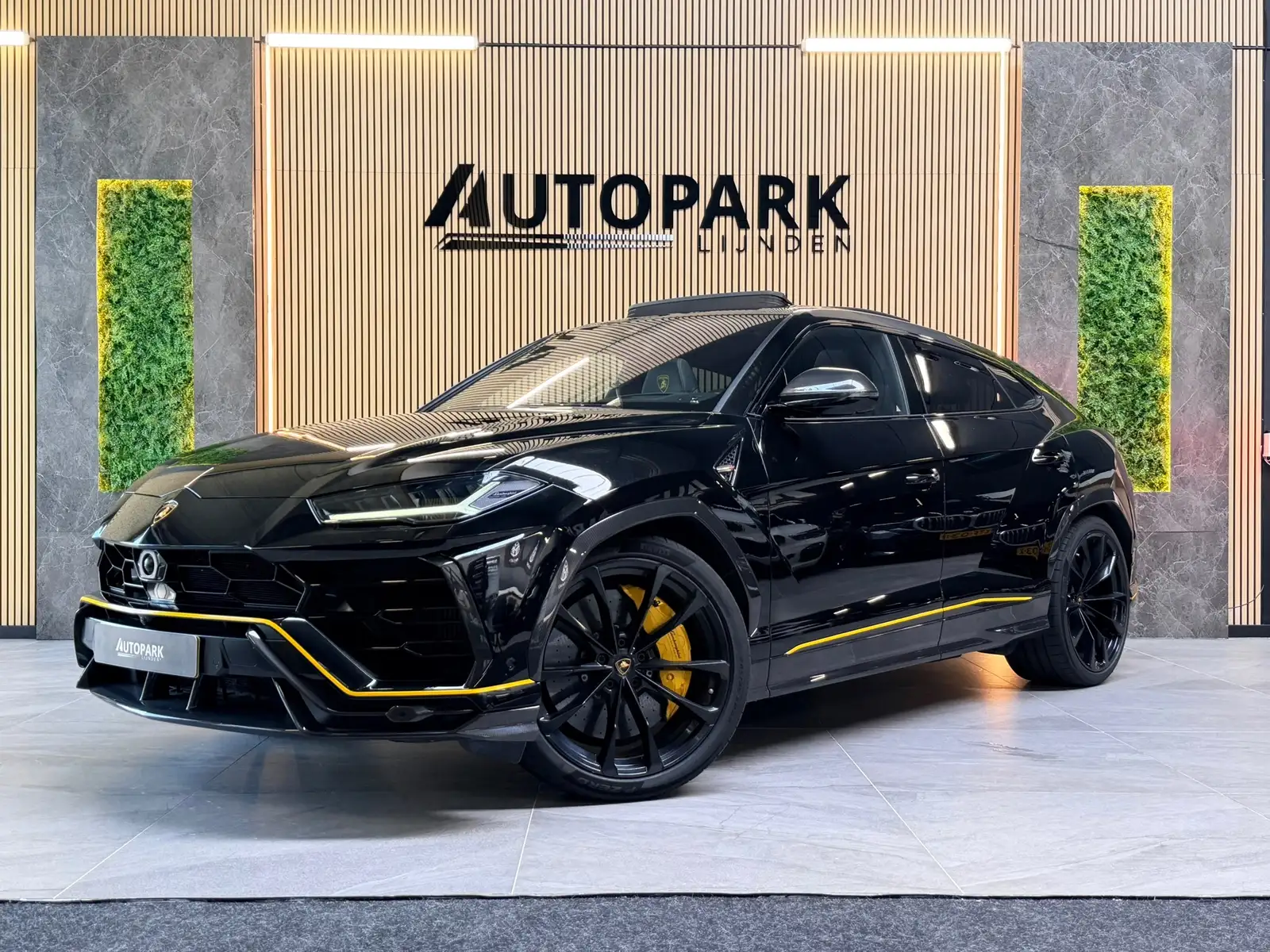 Lamborghini 4.0 V8 |PANO|AKRAPOVIC|B&O|MASSAGE|CERAMIC|HuD|CAR