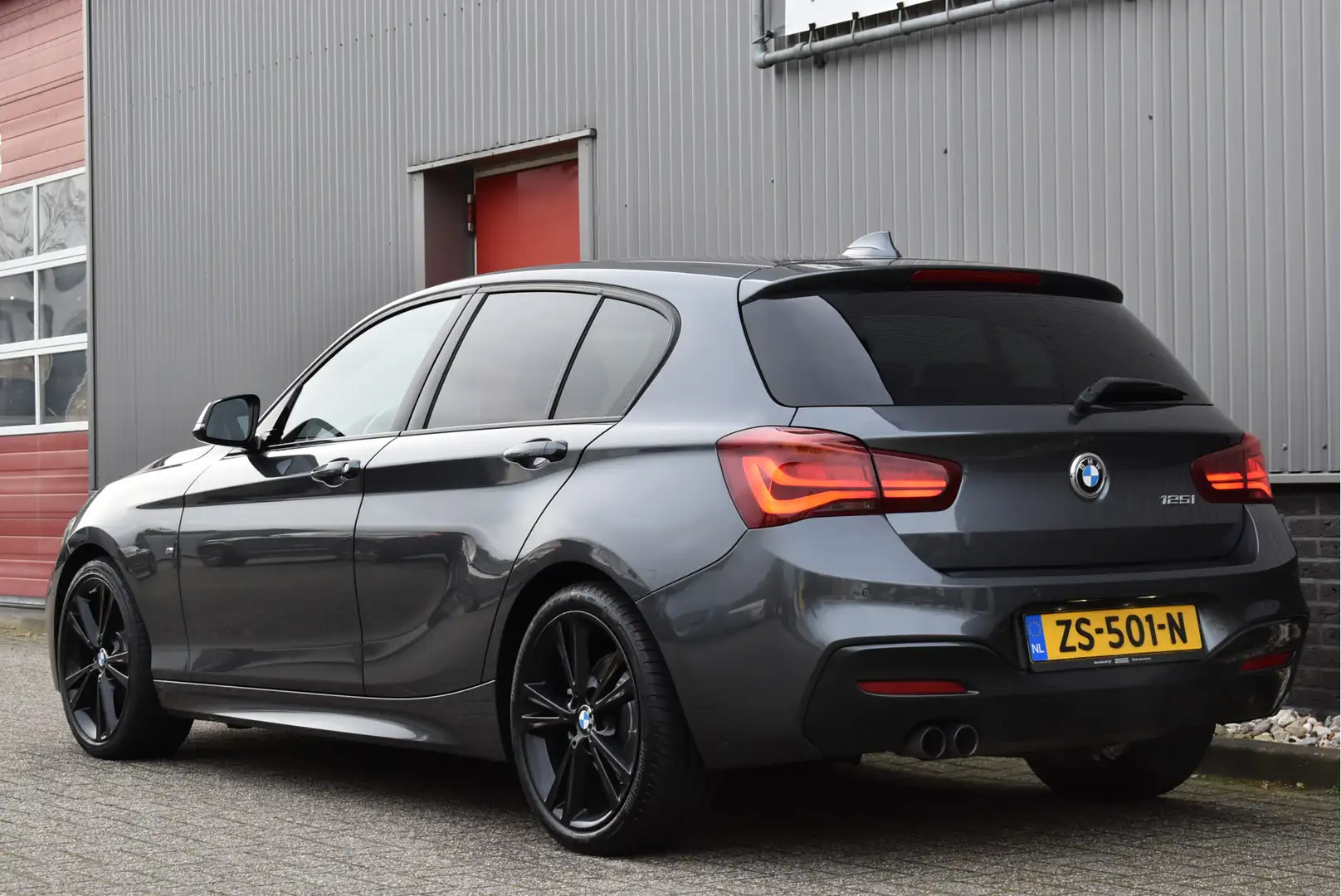 BMW 125 1-serie 125i Edition M Sport Shadow High Executive Grijs - 2