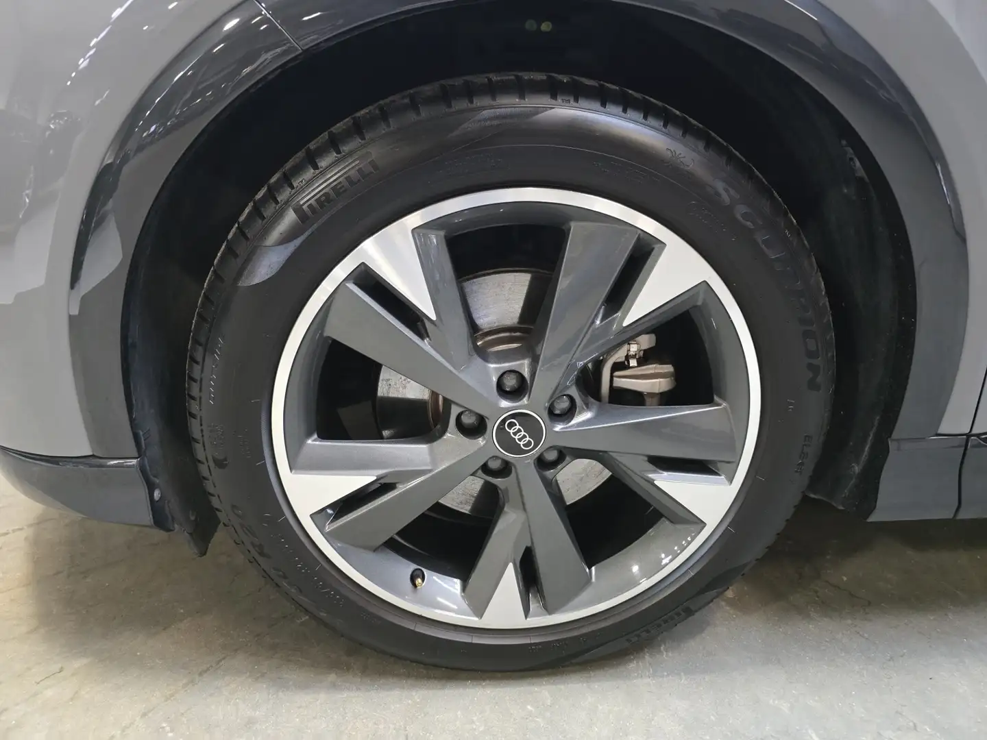 Audi Q4 e-tron 35 Launch edition Advanced Plus 55 kWh Leder HUD N Gris - 2