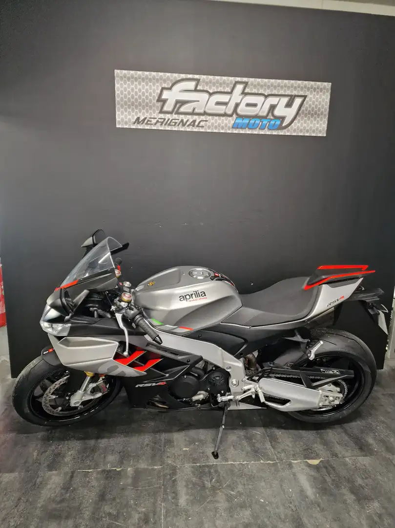 Aprilia RSV4 - 1