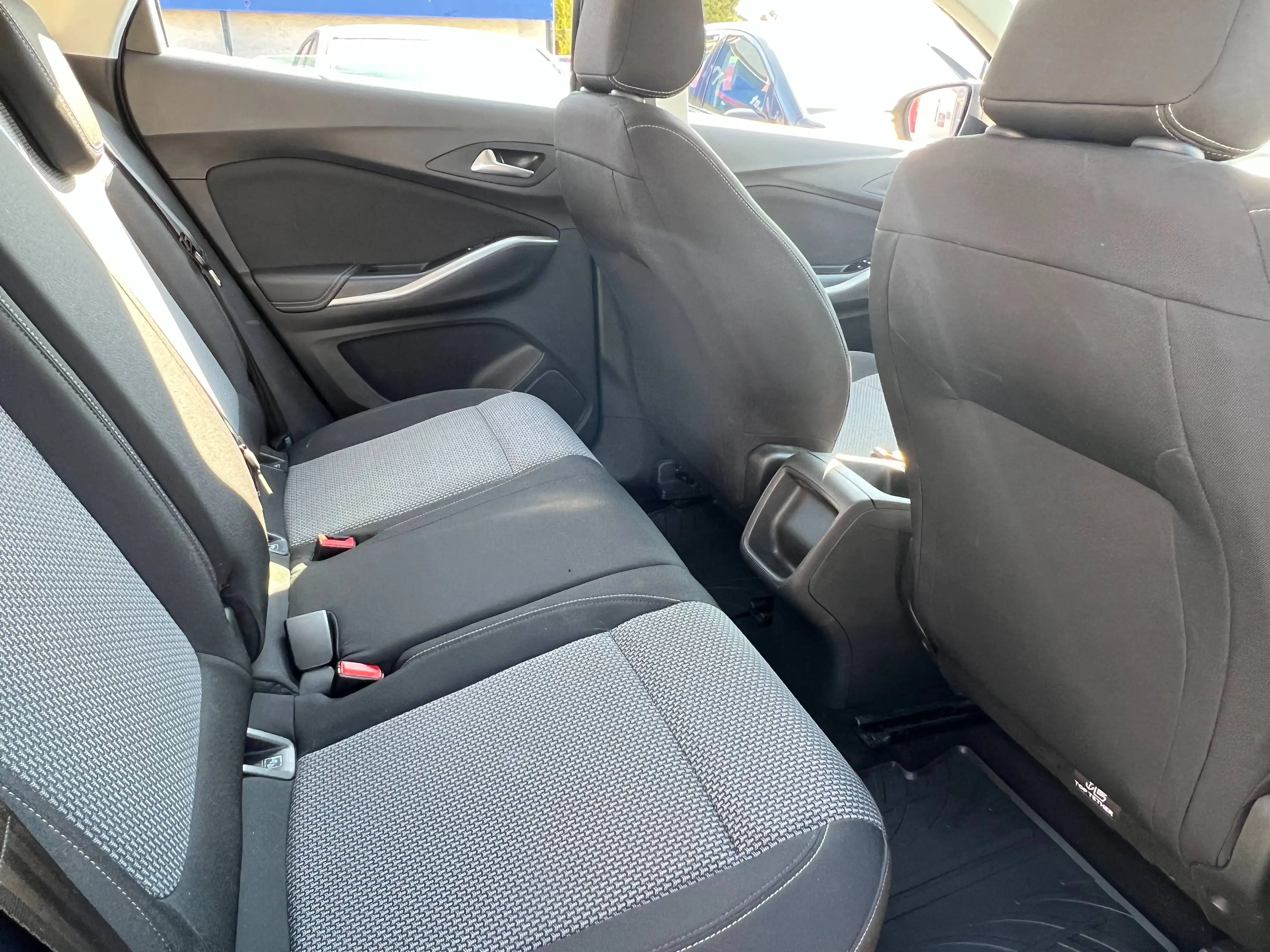 Opel Grandland X 1,2 Turbo Design Line — photo 9