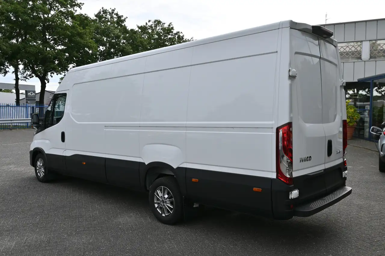 Iveco Daily 2023 — фото 11