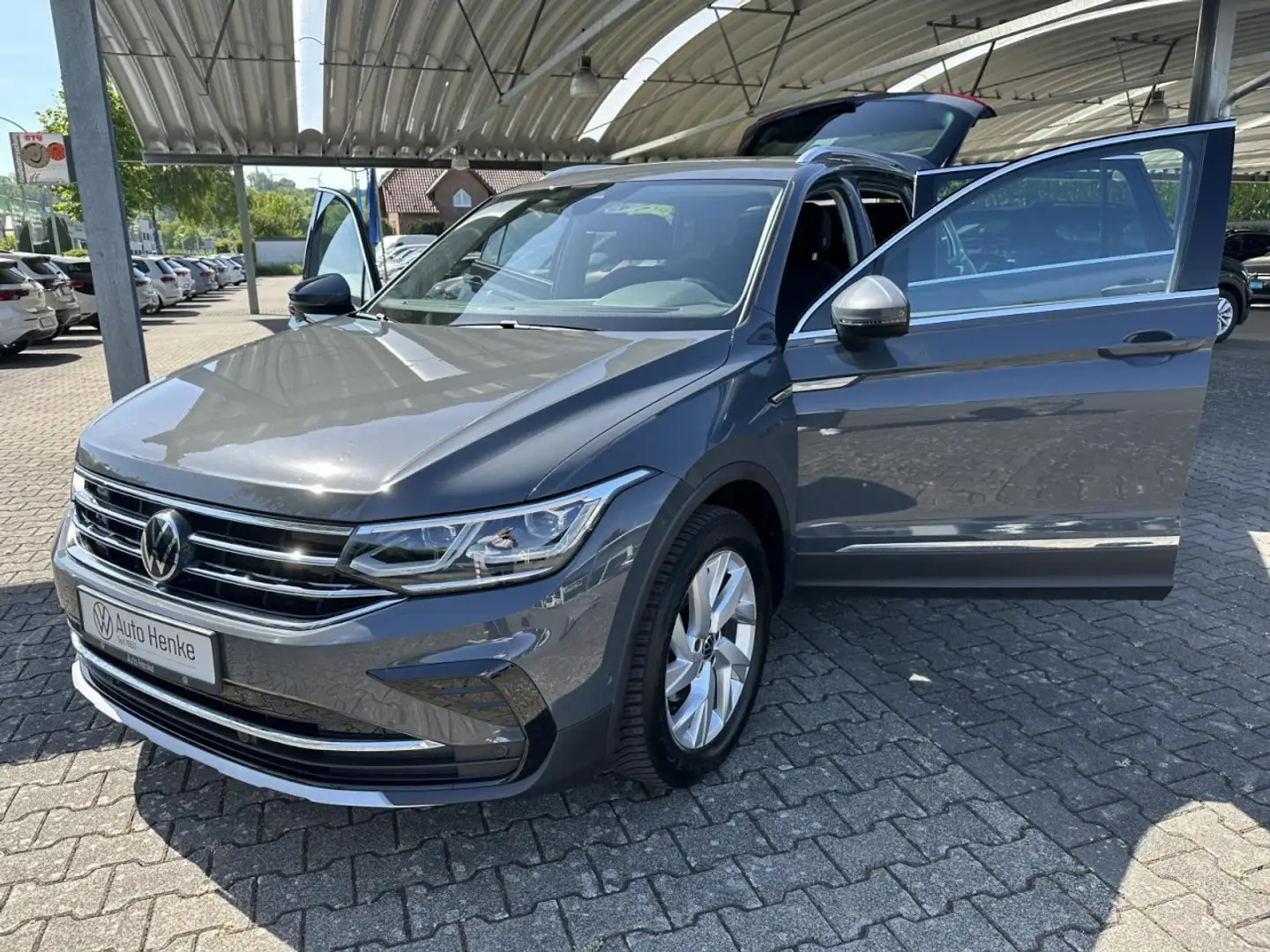Volkswagen Tiguan 2.0 TDI SCR DSG ELEGANCE + PANO-DACH + LED-MATRIX Gris - 2