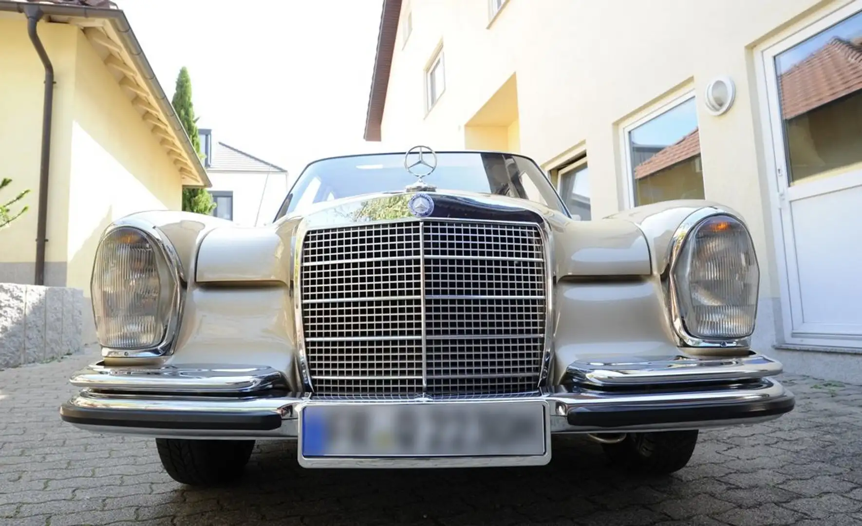 Mercedes-Benz 280 W108 280S Gold - 1