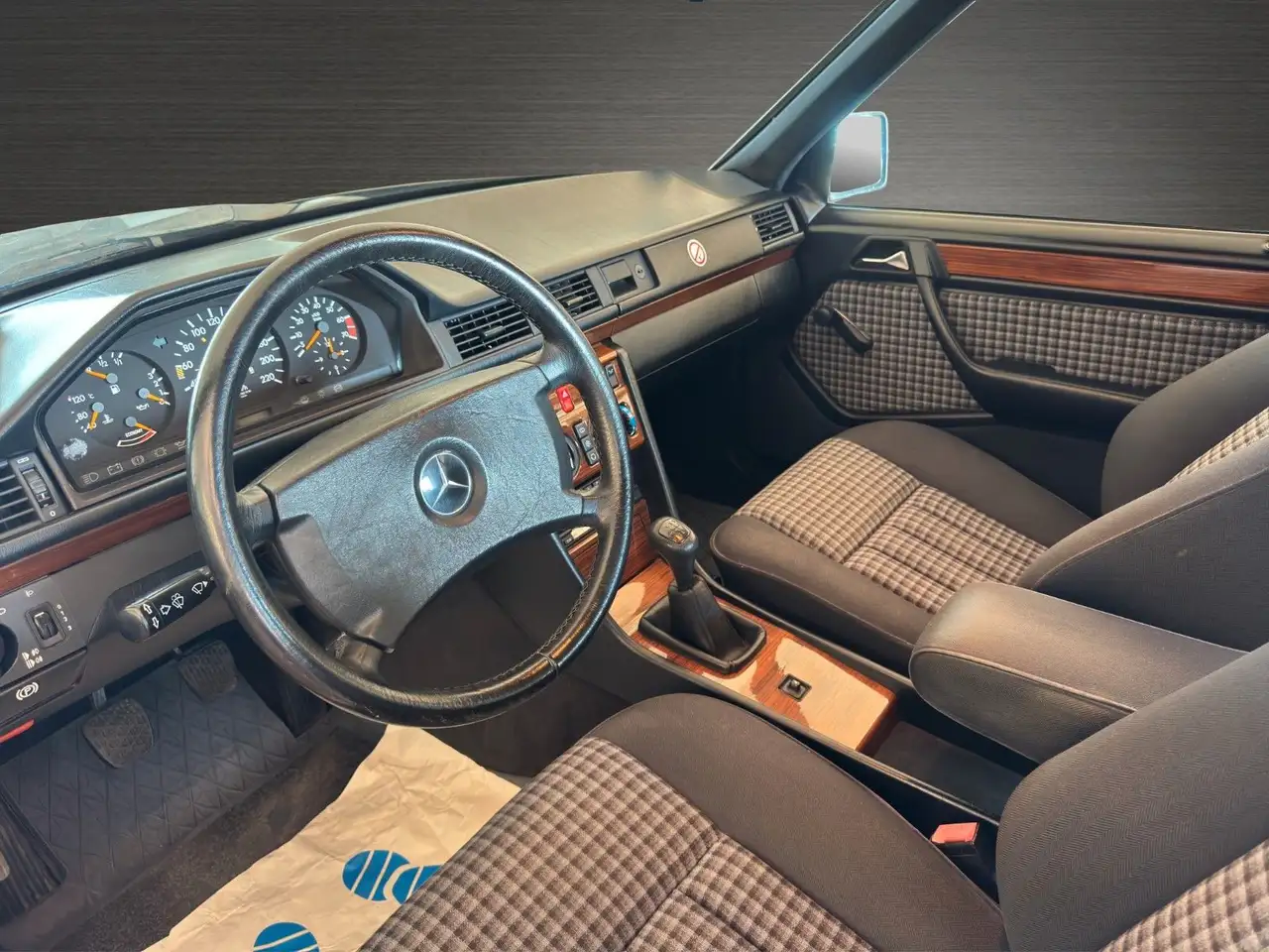 Mercedes-Benz 230 E lim. 2.Hand Klima Schiebedach 5-Gang, foto 11