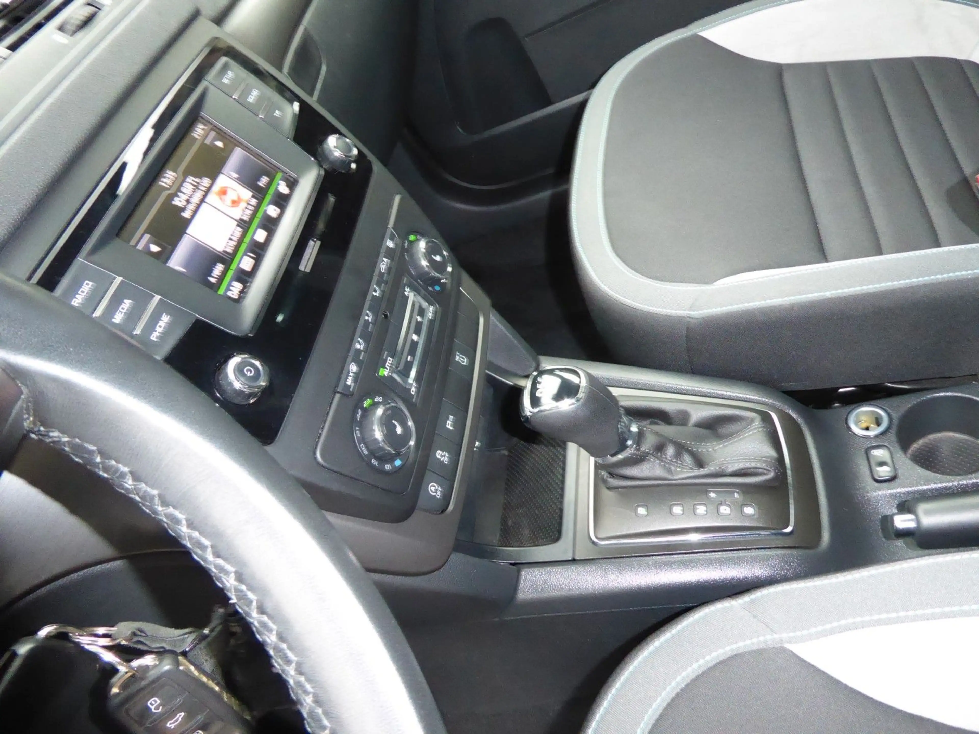 Skoda Yeti Joy Automatik/Alu 17"/Alcantara/Xenon/1Hand — photo 16