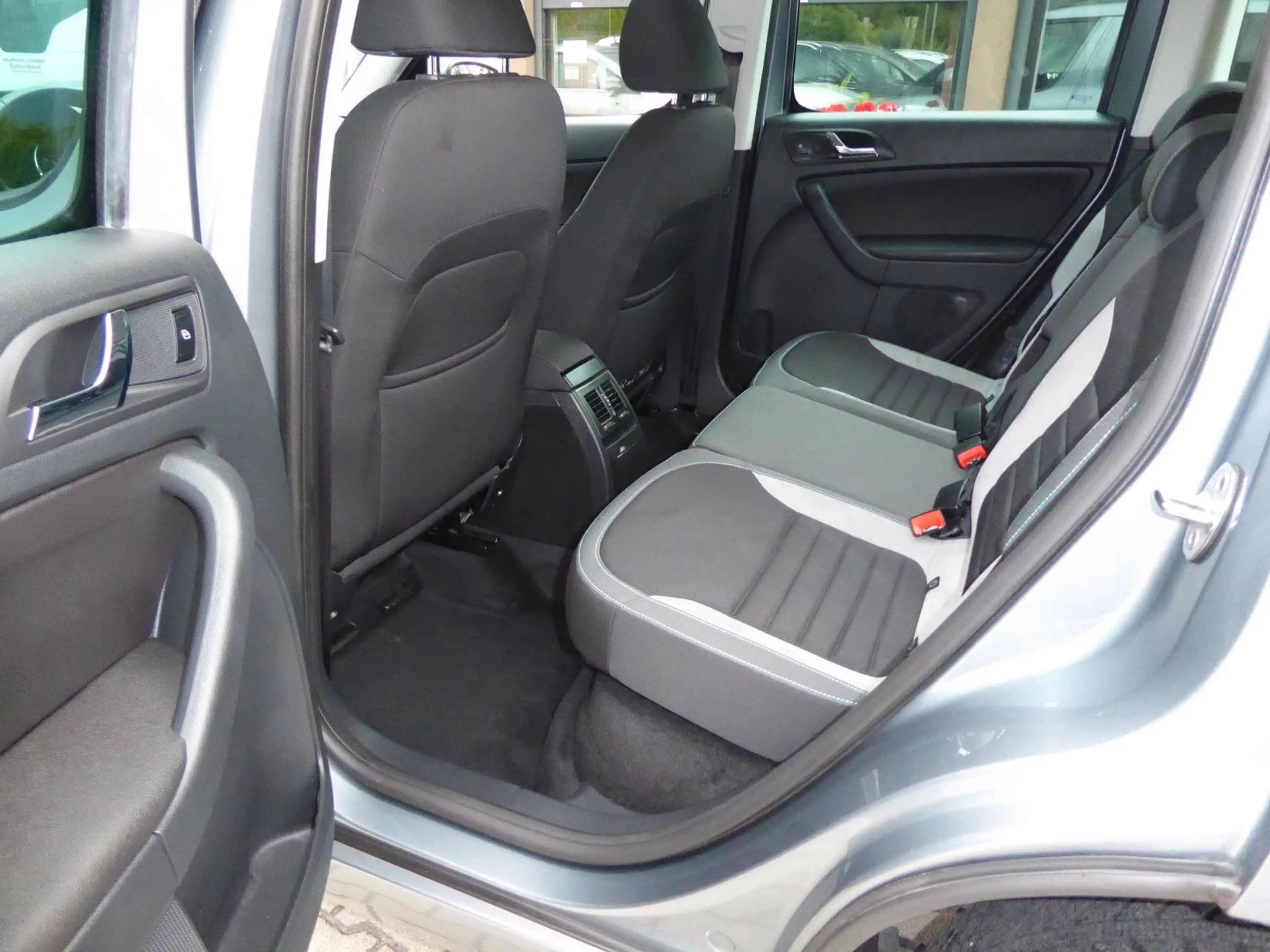 Skoda Yeti Joy Automatik/Alu 17"/Alcantara/Xenon/1Hand — photo 28