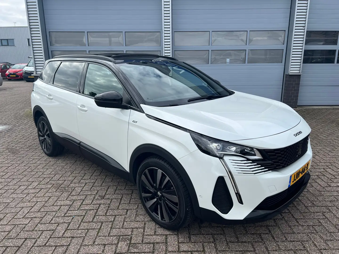 Peugeot 5008 1.2 130PK PureTech GT | Black pack | Focal | Panor Wit - 2