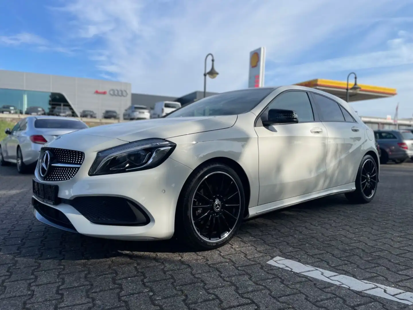 Mercedes-Benz A 180 BlueEfficiency AMG Line Blanc - 1