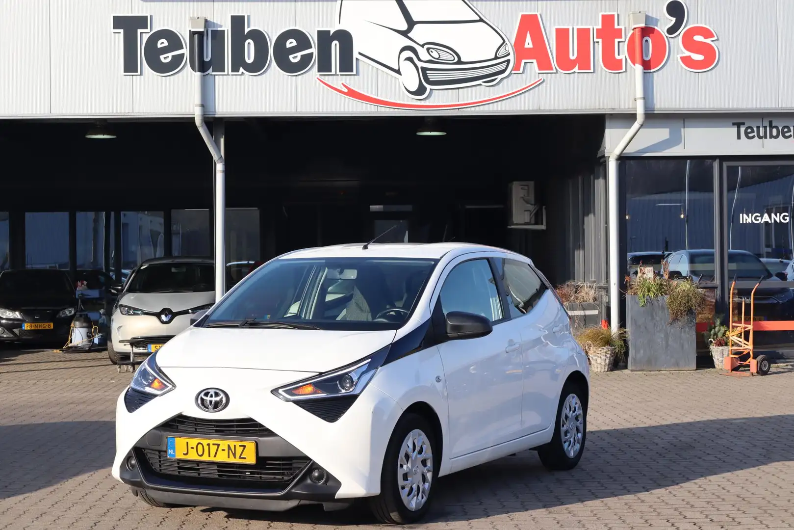 Toyota Aygo 1.0 VVT-i x-play Airco, Automaat, Camera, Apple Ca Weiß - 1