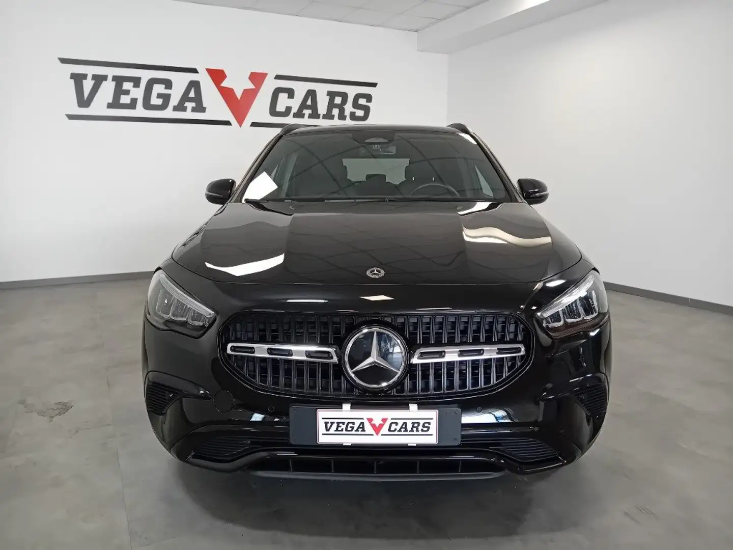 Mercedes-Benz GLA 180 d Automatic SPORT Zwart - 2