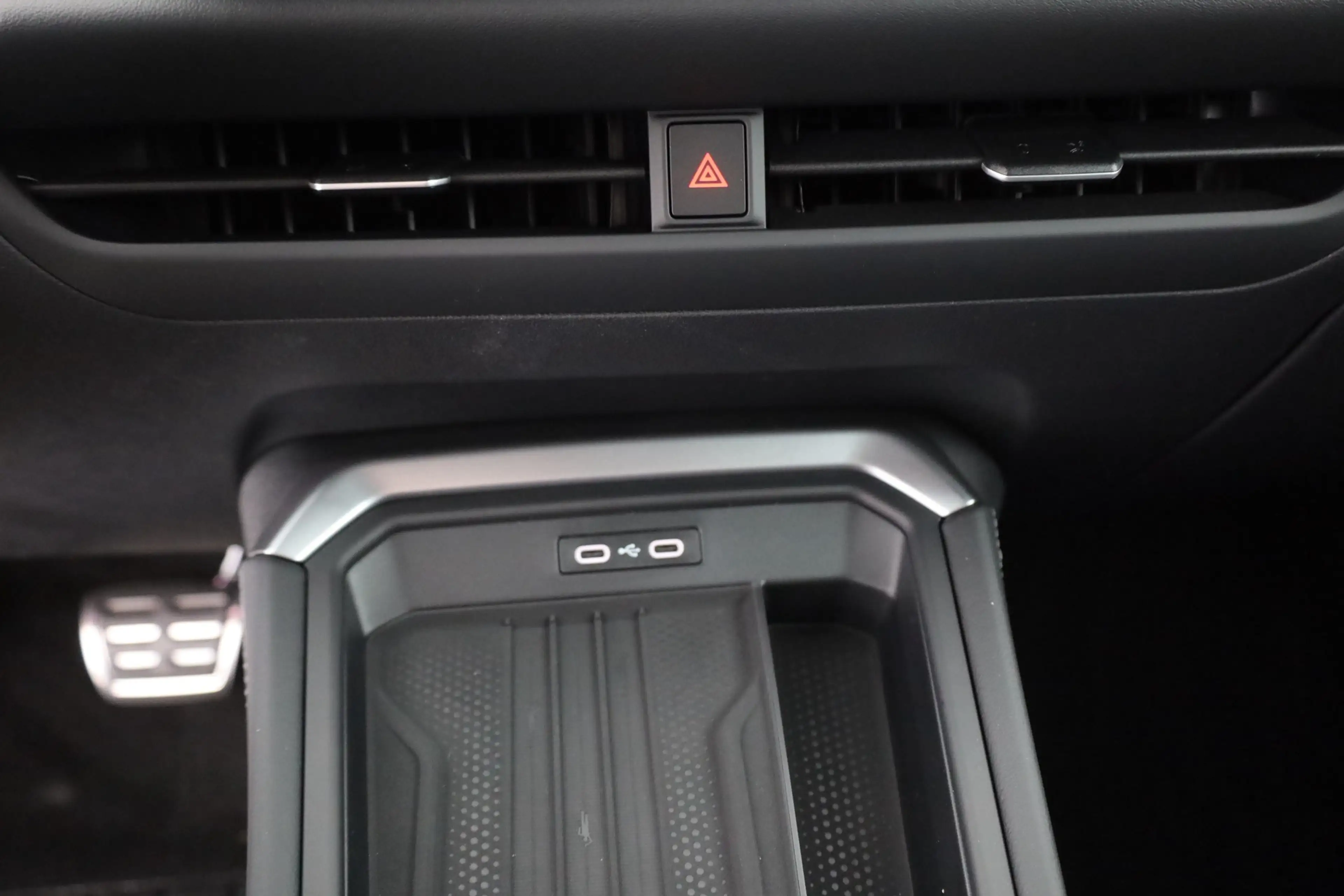 Volkswagen T-Roc R-Line 1.5 eTSI DSG n.Modell LED ACC AHK — photo 12