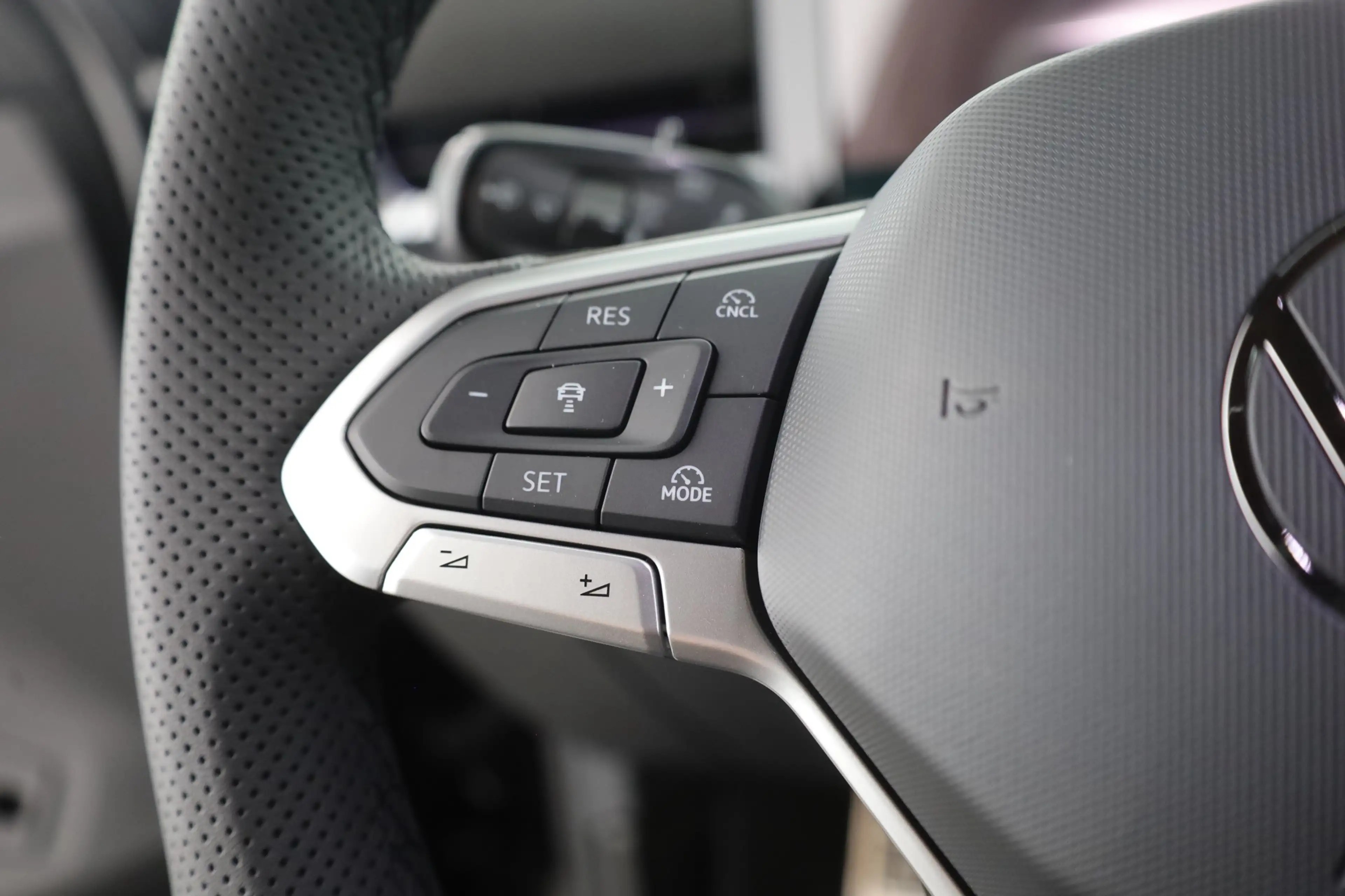 Volkswagen T-Roc R-Line 1.5 eTSI DSG n.Modell LED ACC AHK — photo 15