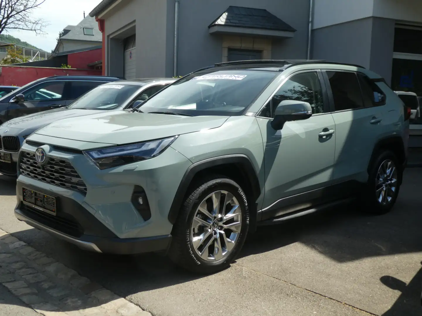 Toyota RAV 4 2.5 Hybrid 4x4 Lounge Luxe Grijs - 1