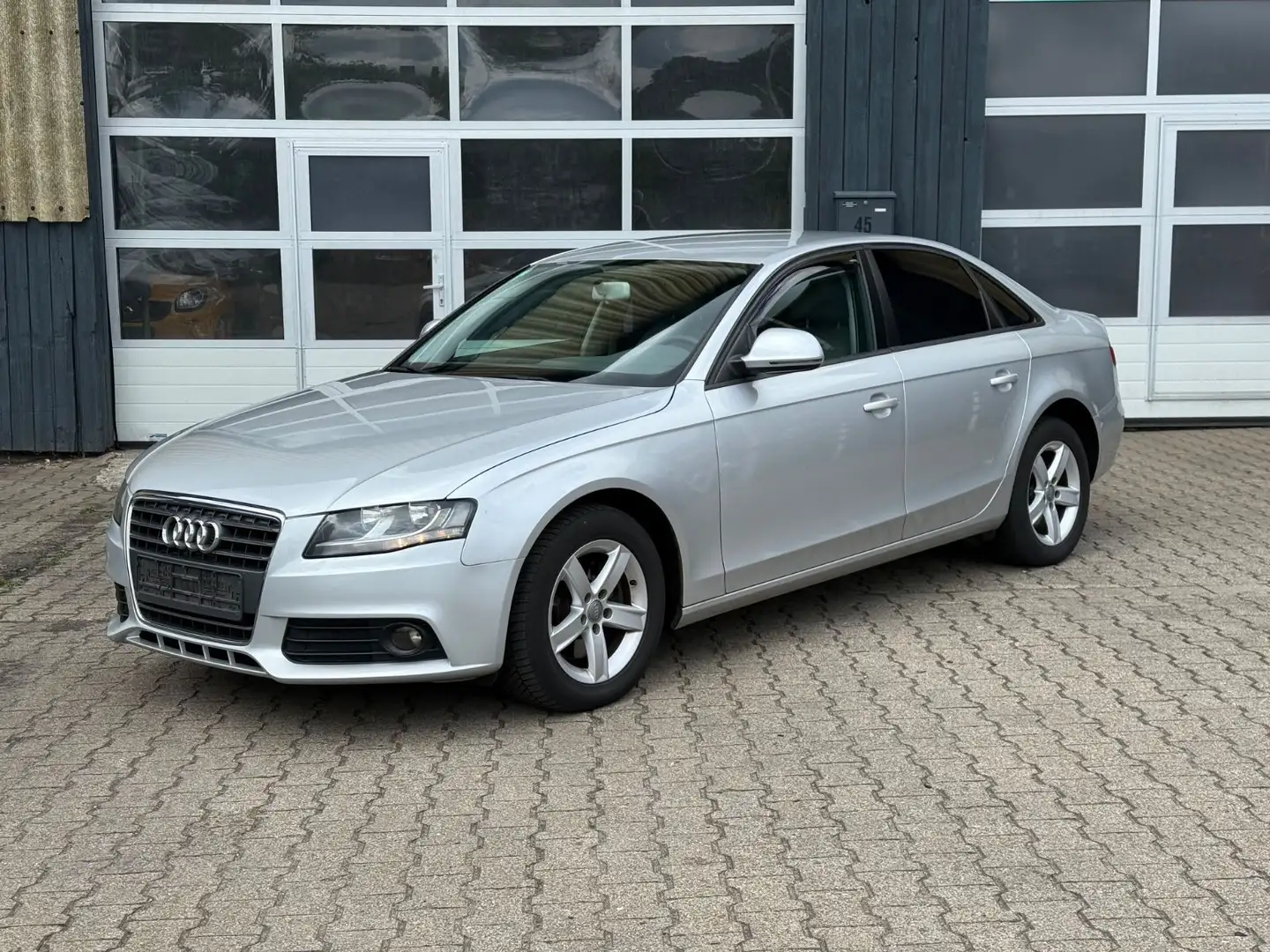 Audi A4 2.0 TDI multitronic Attraction/Klima/PDC/SHZ Stříbrná - 1