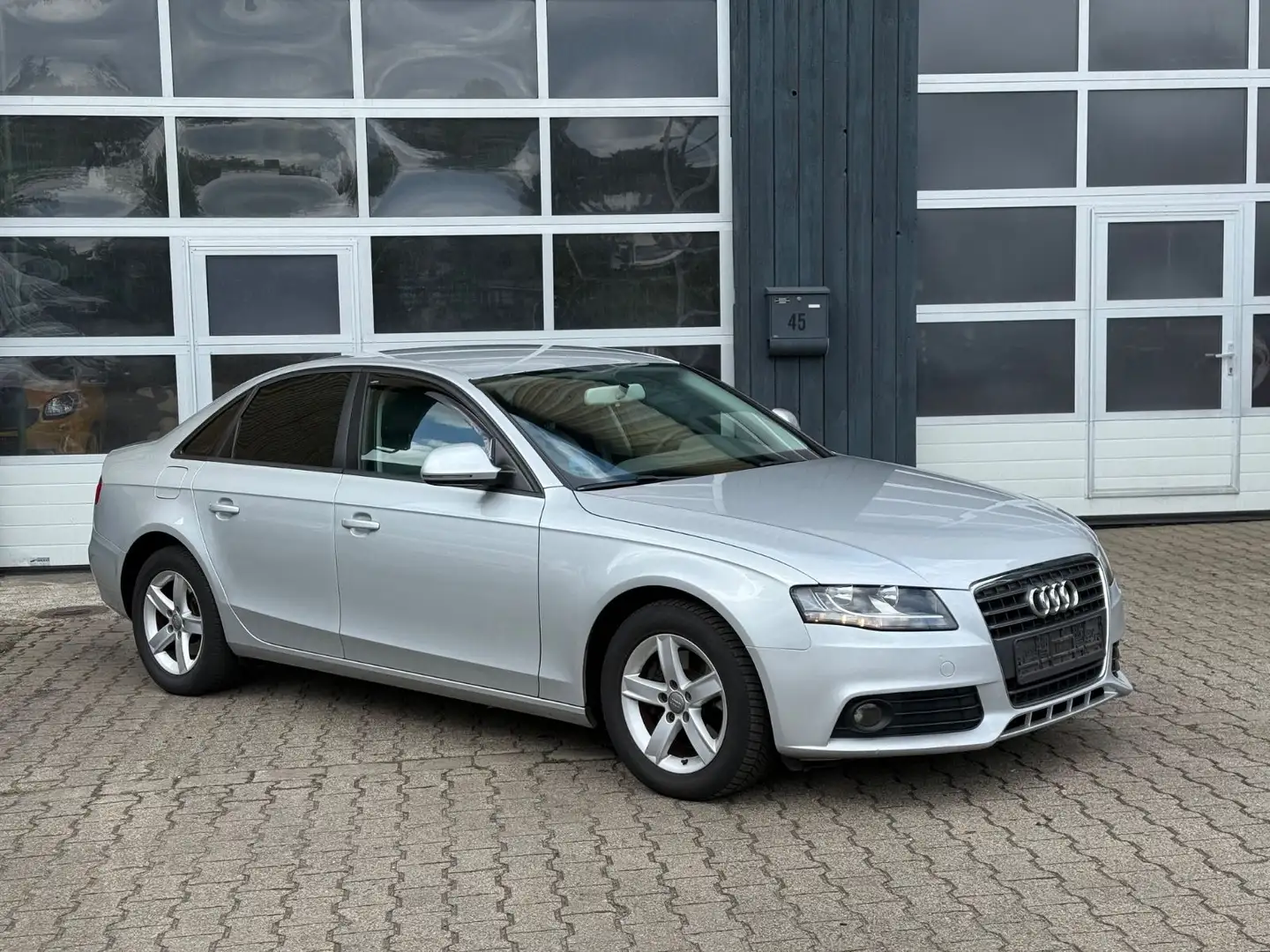 Audi A4 2.0 TDI multitronic Attraction/Klima/PDC/SHZ Stříbrná - 2
