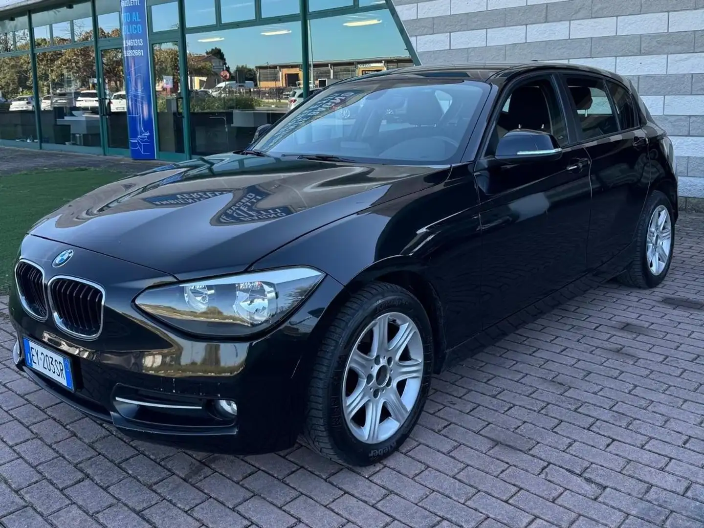 BMW 114 Serie 1 F/20-21 2011 114d 5p Joy Zwart - 2