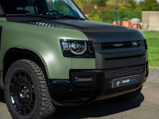 Land Rover Defender view 4