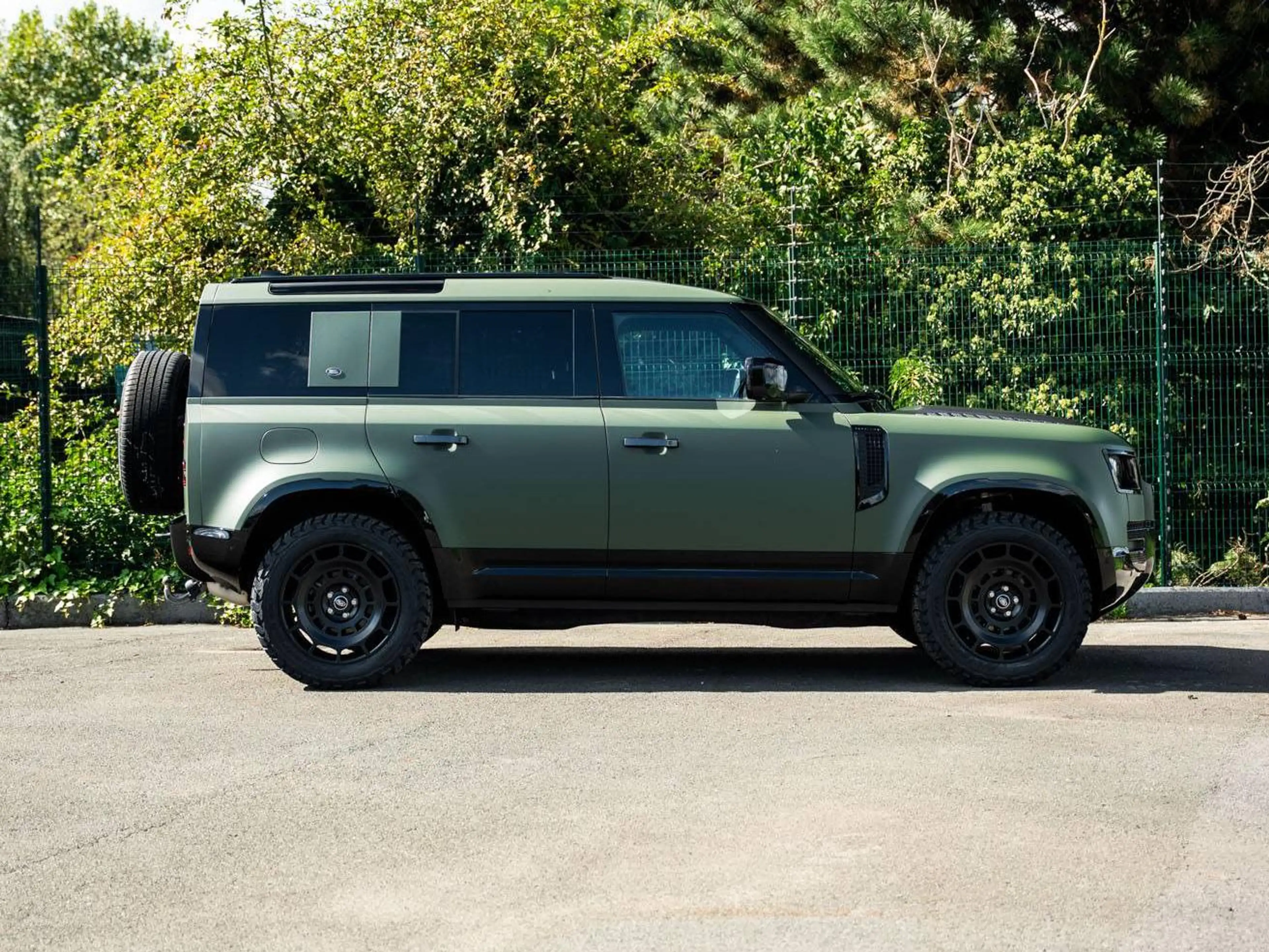 Land Rover Defender D250 X-Dynamic NEW Matt Military Green Matt black Hood New Octa Wheels Towbar Black interior finish — photo 14