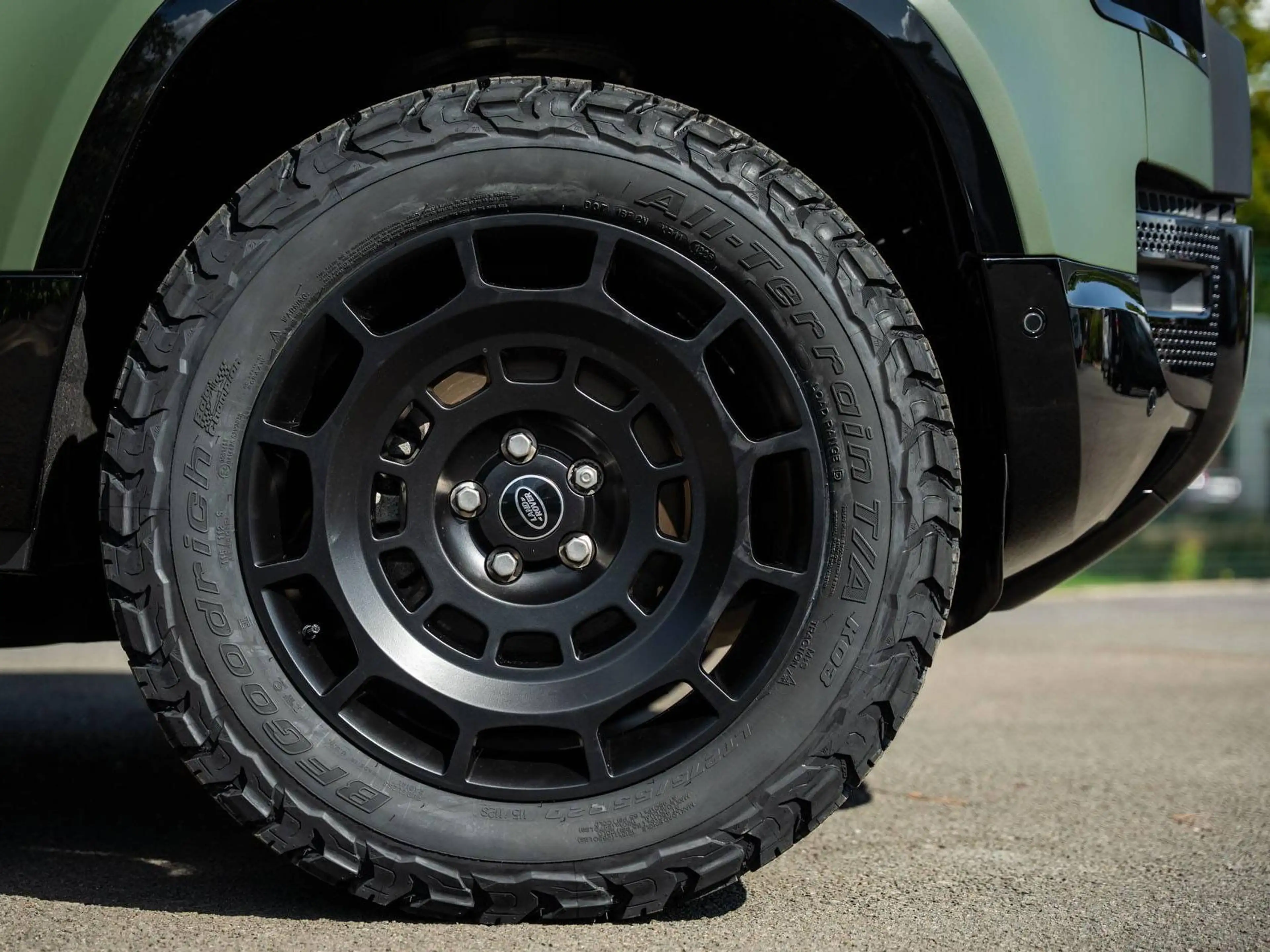 Land Rover Defender D250 X-Dynamic NEW Matt Military Green Matt black Hood New Octa Wheels Towbar Black interior finish — photo 5