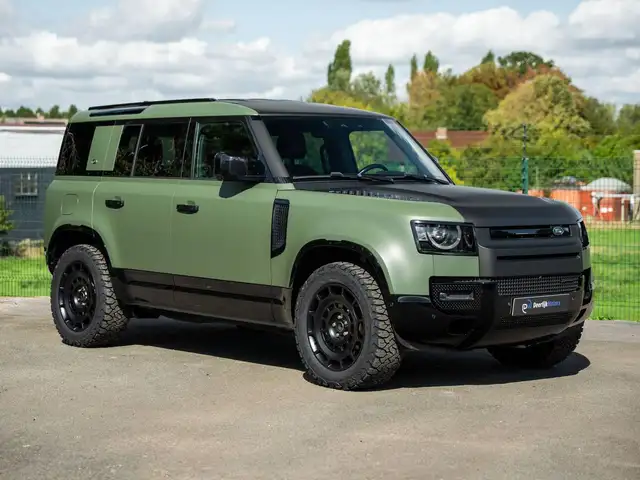 Land Rover Defender view 3