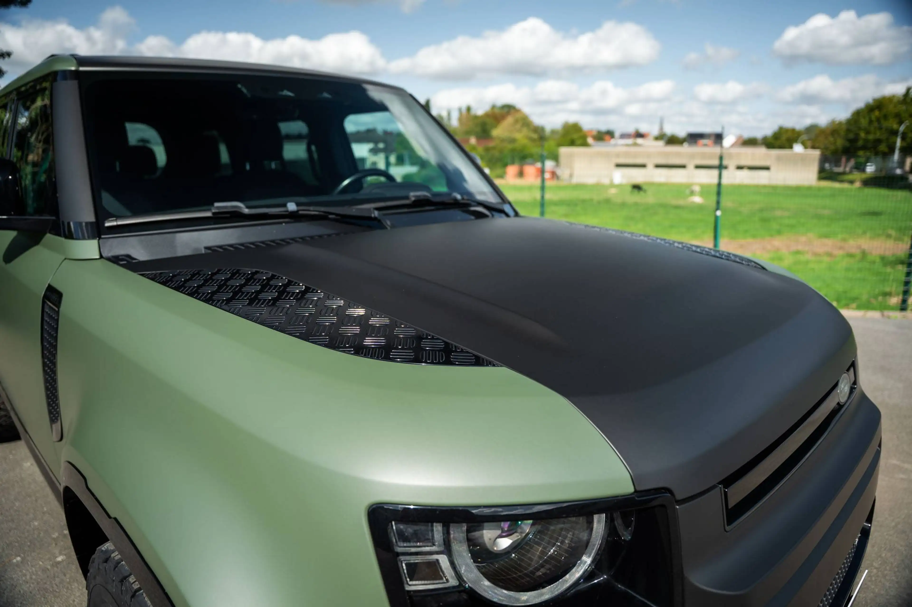 Land Rover Defender D250 X-Dynamic NEW Matt Military Green Matt black Hood New Octa Wheels Towbar Black interior finish — photo 7