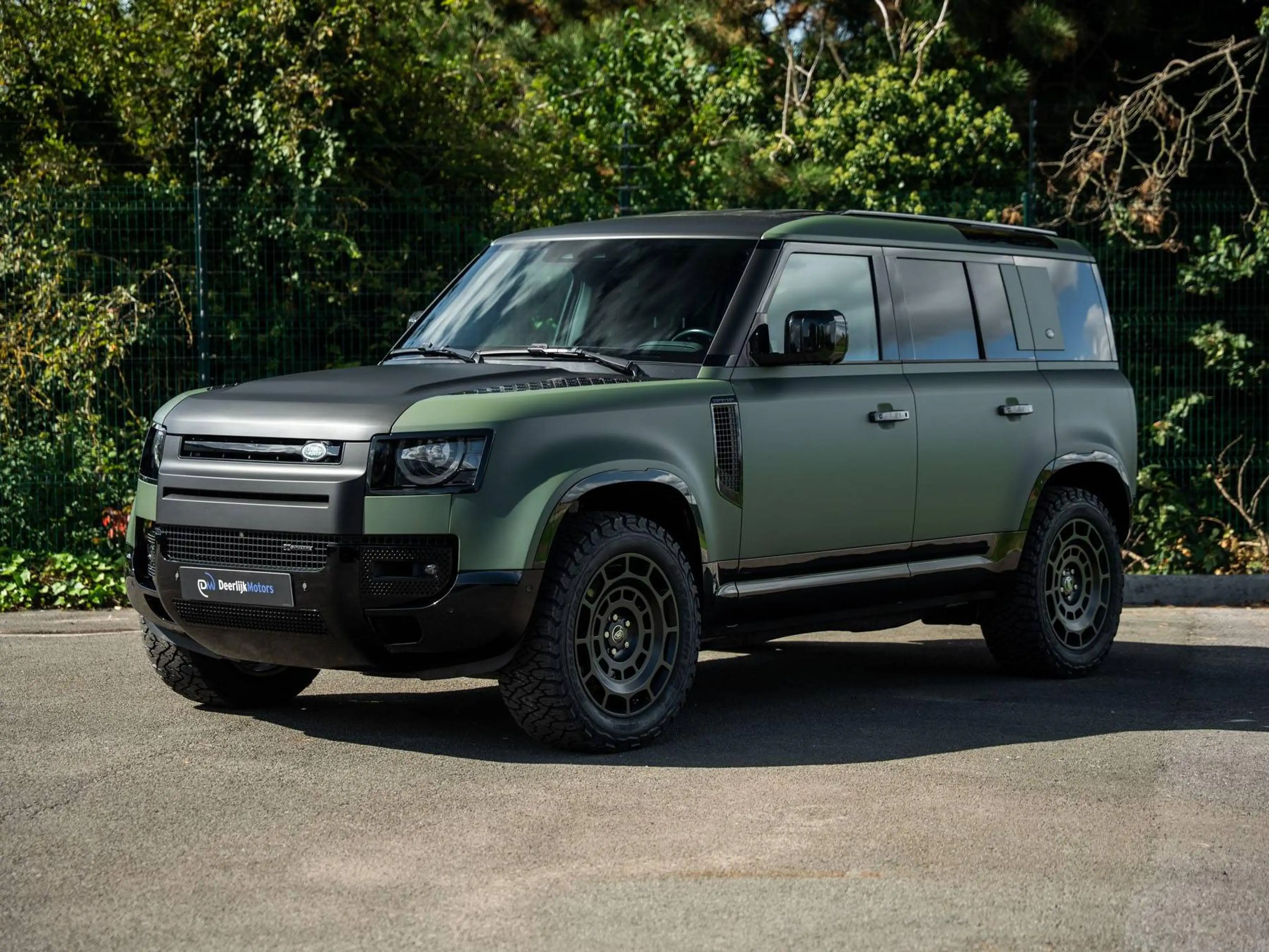 Land Rover Defender D250 X-Dynamic NEW Matt Military Green Matt black Hood New Octa Wheels Towbar Black interior finish
