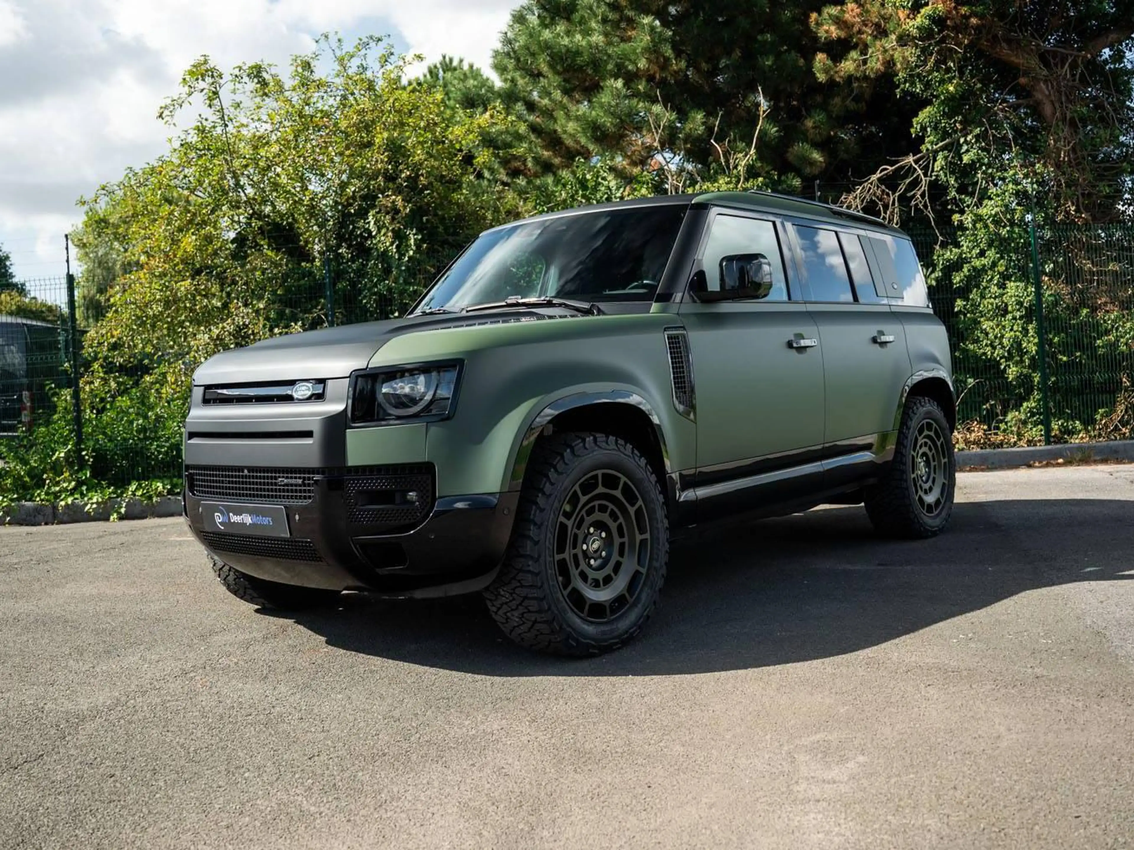 Land Rover Defender D250 X-Dynamic NEW Matt Military Green Matt black Hood New Octa Wheels Towbar Black interior finish — photo 9