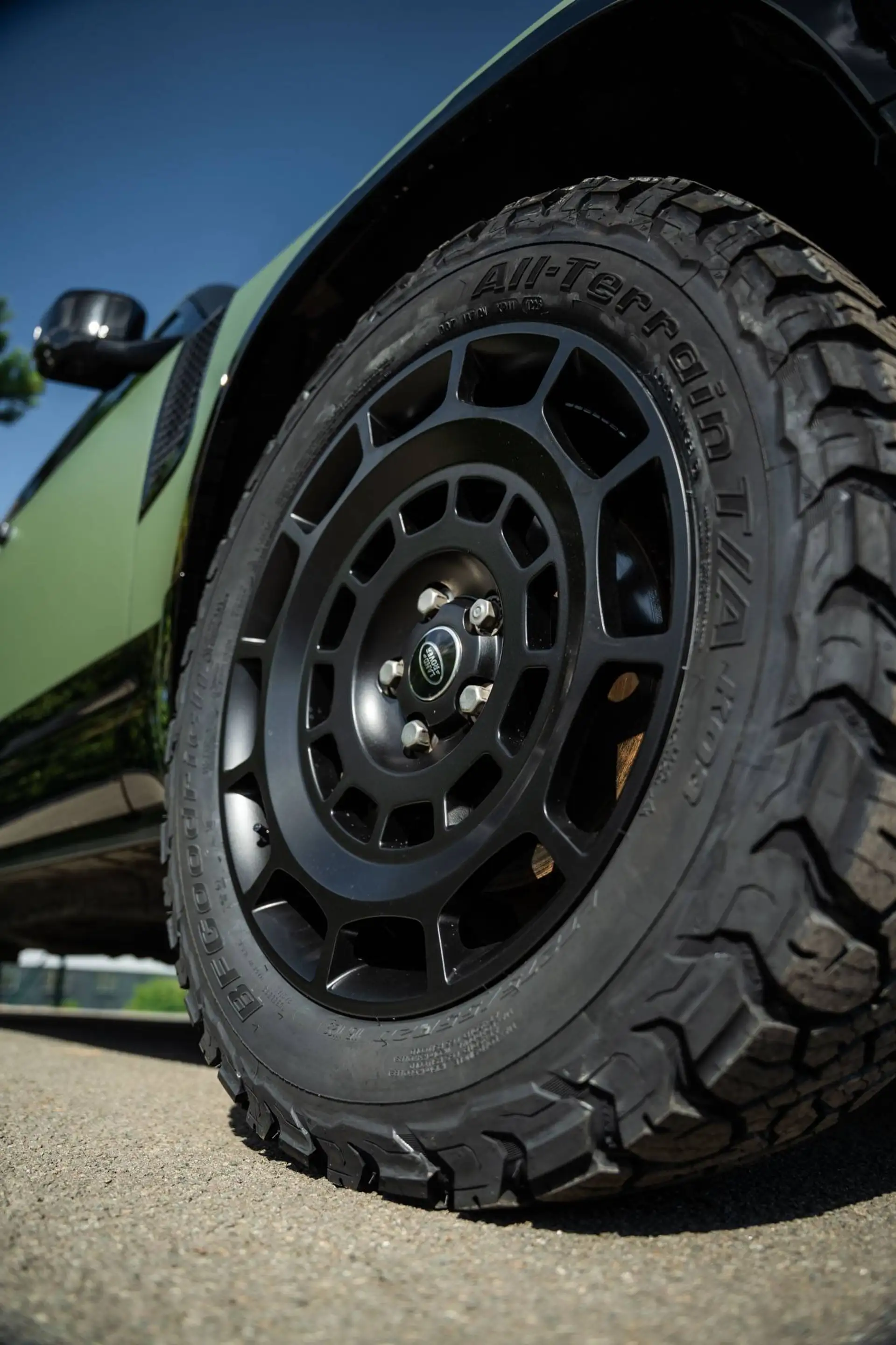 Land Rover Defender D250 X-Dynamic NEW Matt Military Green Matt black Hood New Octa Wheels Towbar Black interior finish — photo 12