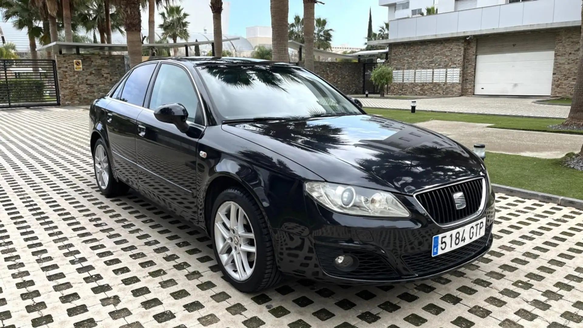SEAT Exeo 2.0TDI CR Style 143 crna - 1