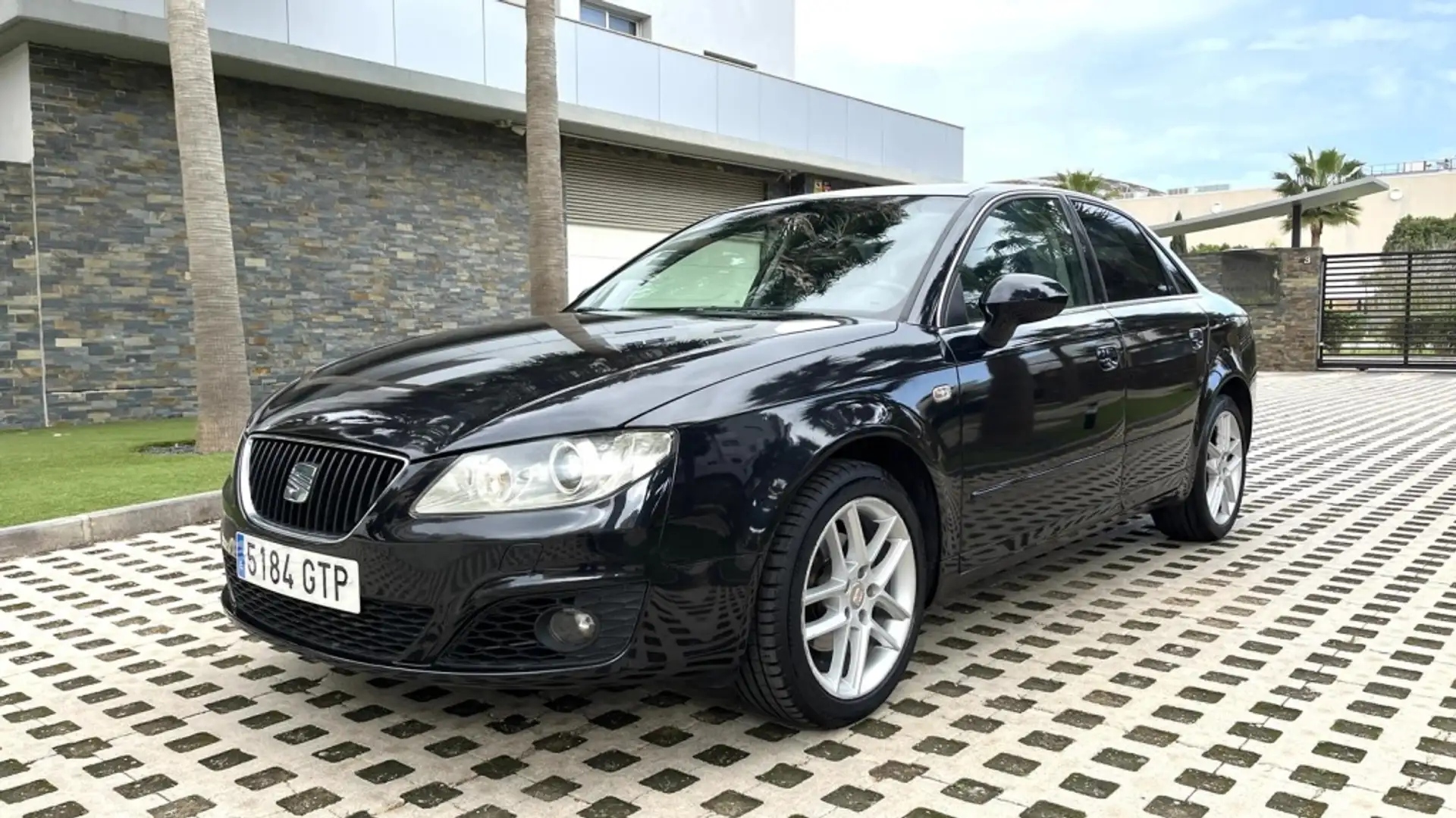 SEAT Exeo 2.0TDI CR Style 143 crna - 2