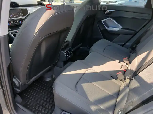 Audi Q3 view 14