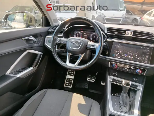 Audi Q3 view 22