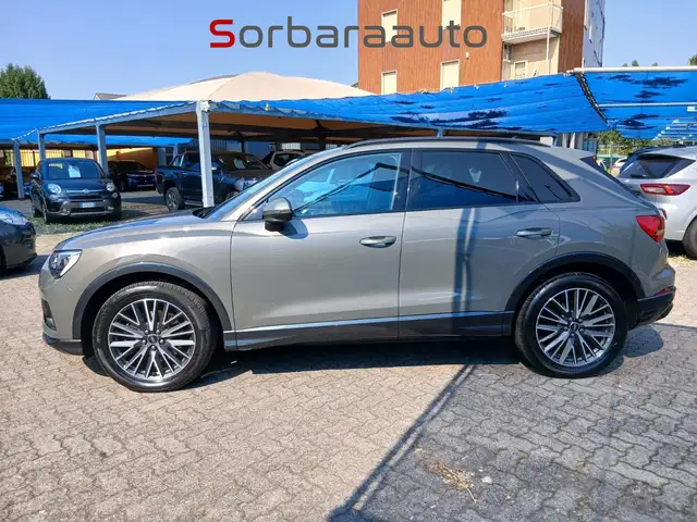 Audi Q3 view 3