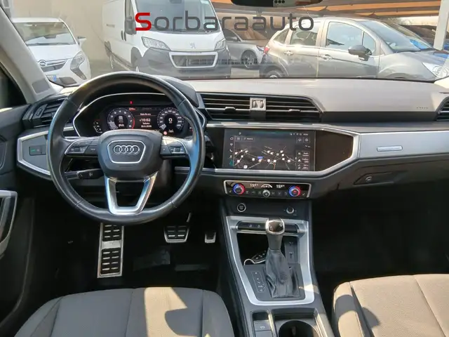 Audi Q3 view 18