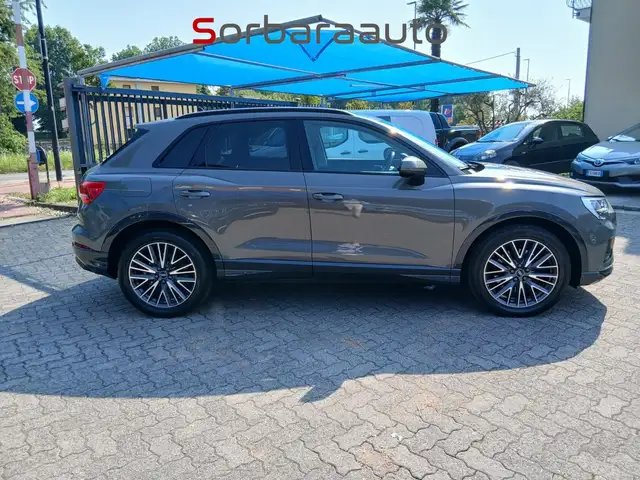 Audi Q3 view 6
