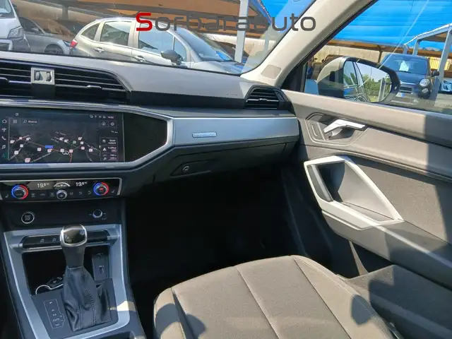 Audi Q3 view 23