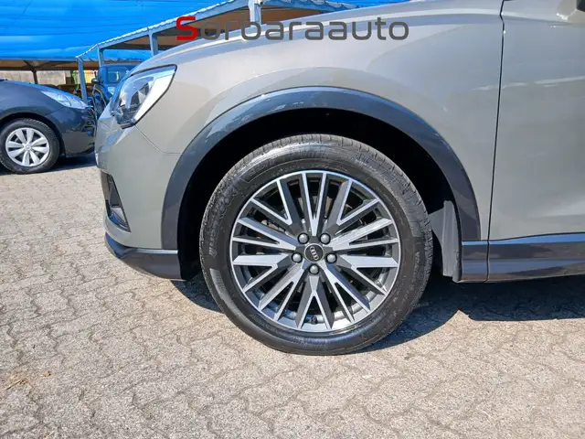 Audi Q3 view 8