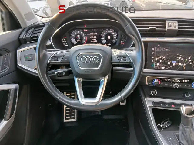 Audi Q3 view 19
