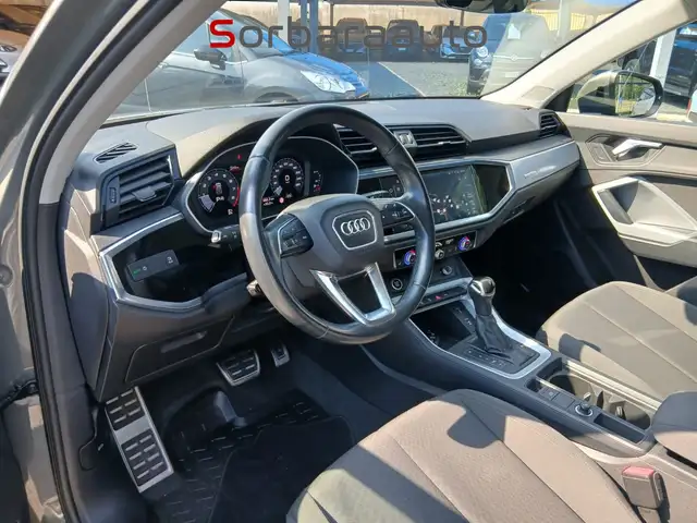 Audi Q3 view 13