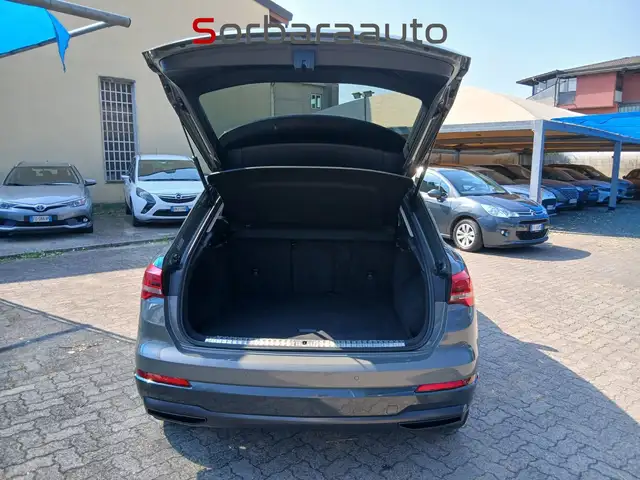 Audi Q3 view 10
