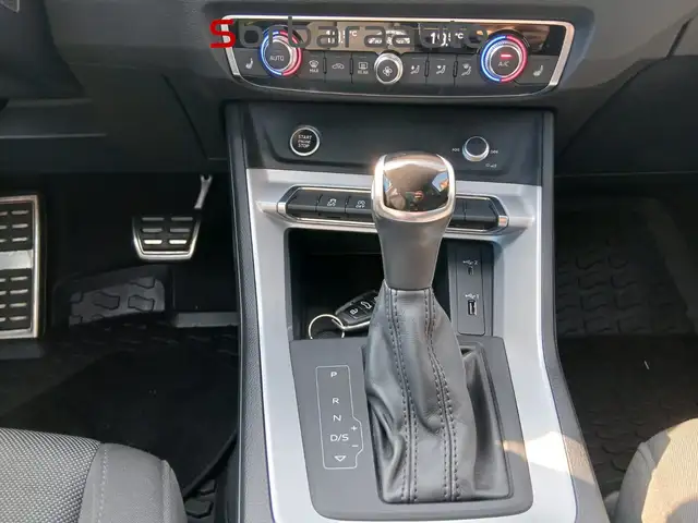 Audi Q3 view 21