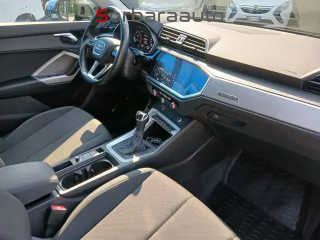Audi Q3 view 17