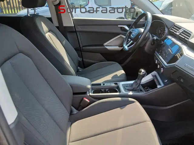 Audi Q3 view 16